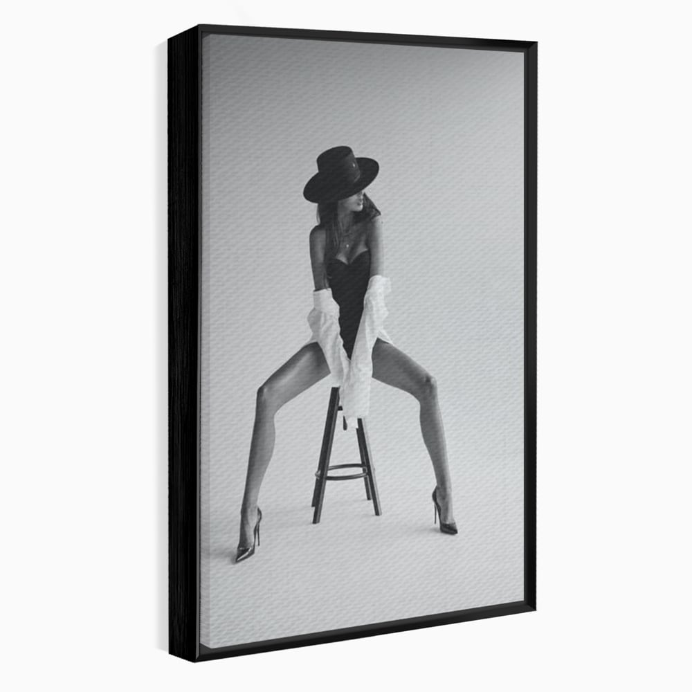 Tablou canvas cu tablou canvas cu femeie pe scaun, in rama de aluminiu negru
